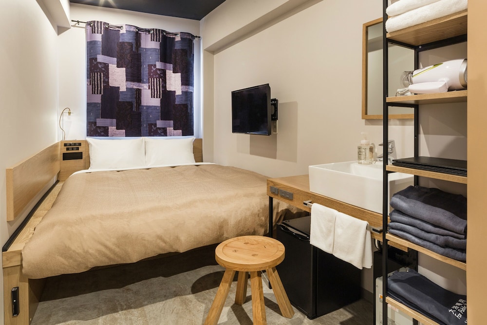 Small Double Room with Shared Bathroom - Non-Smoking, NO group booking/ more than 2 rooms photo 3