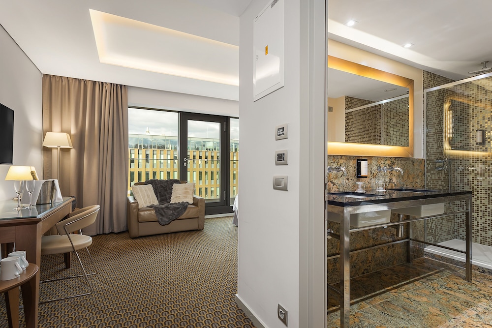 Executive Double or Twin Room, Balcony (with Sofa Bed) thumbnail 6