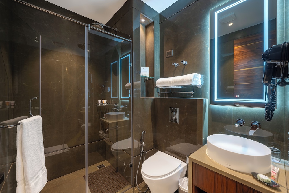 Premium Room, 1 King Bed - Photo 4