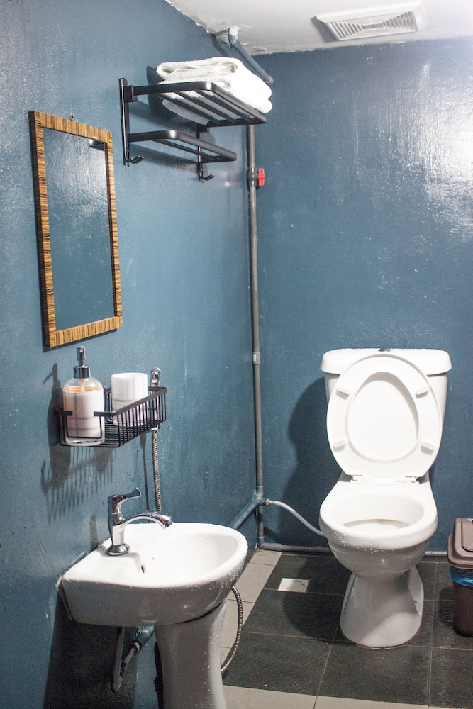 Deluxe Room, 1 Queen Bed, Private Bathroom photo 2