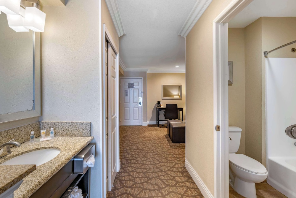 Suite, 2 Queen Beds with Sofabed, Non Smoking - Photo 4