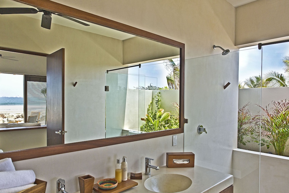 Villa, 3 Bedrooms, Beachfront (3 Bedroom) photo 2