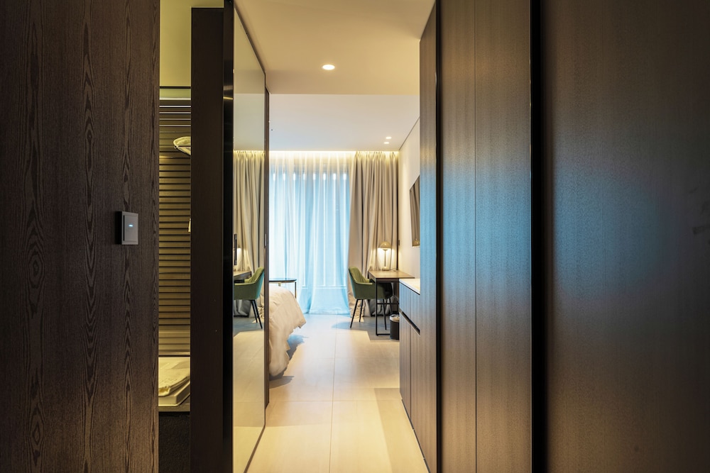 Deluxe Room, Balcony - Photo 7