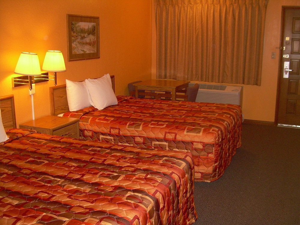 Basic Room, 2 Queen Beds, Private Bathroom photo 3