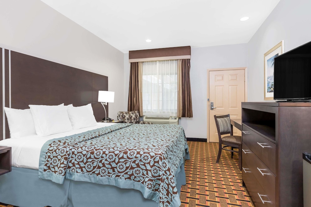 Room, 1 King Bed, Accessible, Non Smoking (Mobility/Hearing, Roll-In-Shower) photo 3