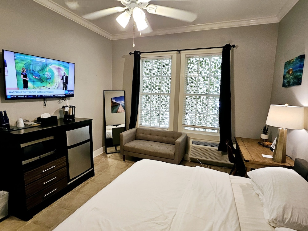 Room 14 - Standard - King Bed - Adults Only 21+