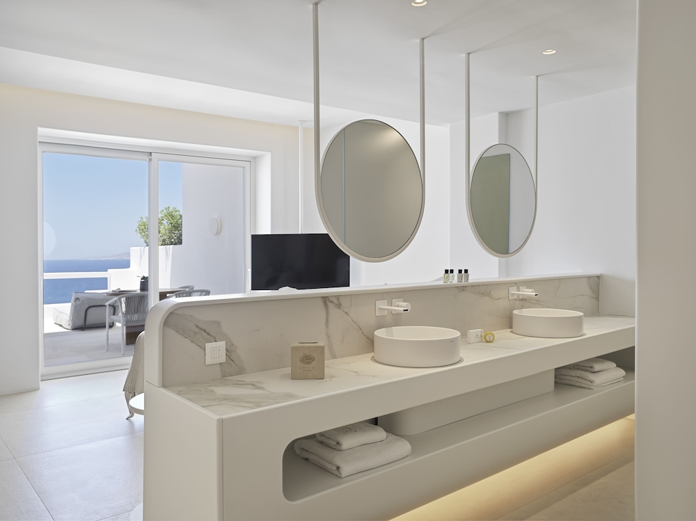 Signature Suite, Jetted Tub, Sea View - Photo 12