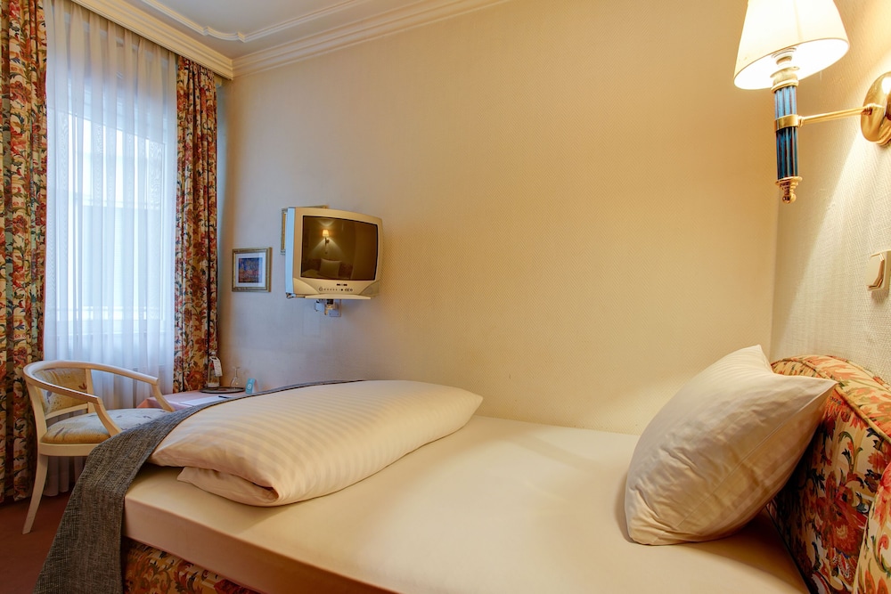 Standard Room, 2 Twin Beds photo 3