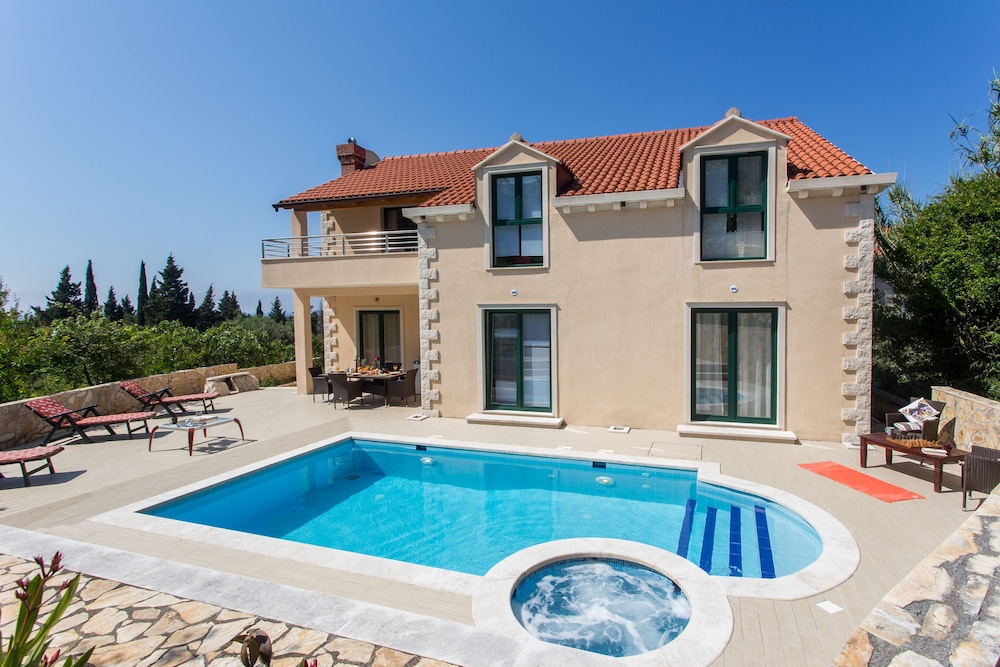 Villa (Four Bedroom Apartment - Balconies an)