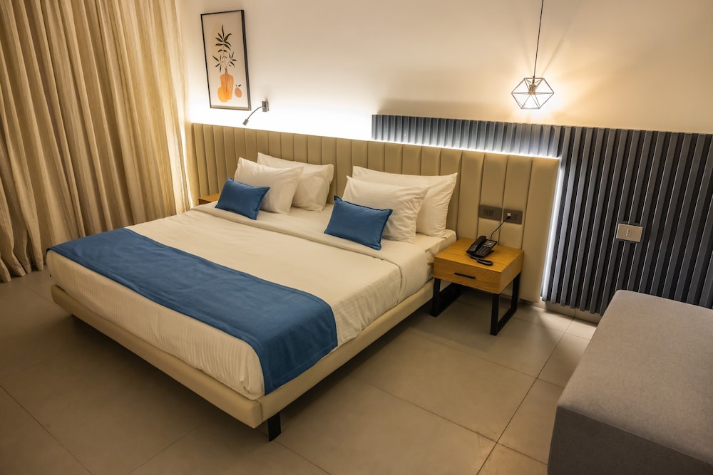 Executive Suite, Balcony, Pool View