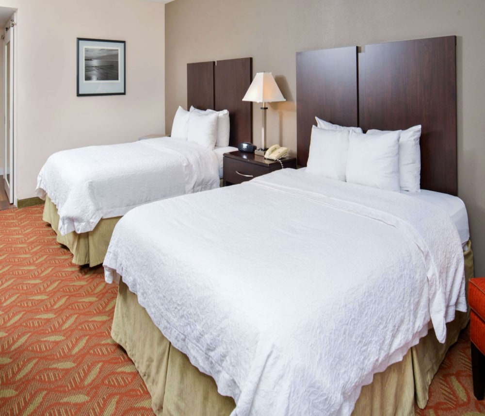 Room, 2 Queen Beds, Non Smoking (Drinks And Snacks) - Photo 3