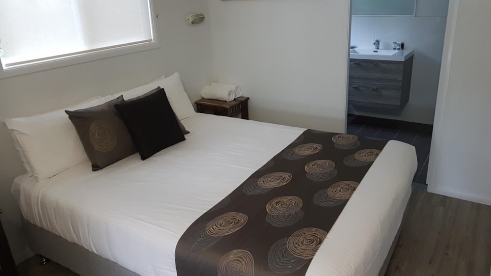 Standard Cabin - Sleeps 2 - Dog Friendly photo 1