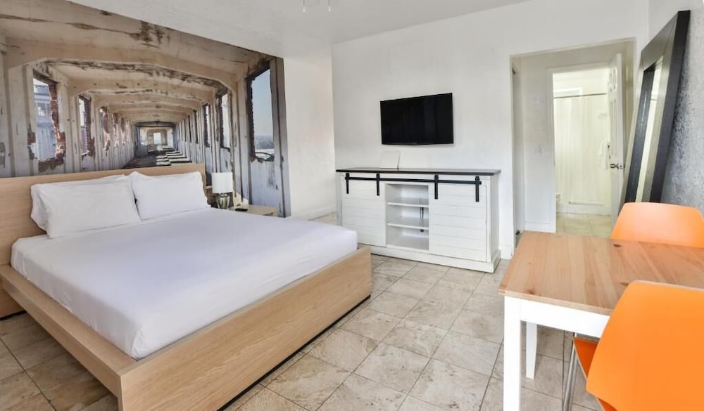 Chic Cozy Studio with One Queen Bed photo 1