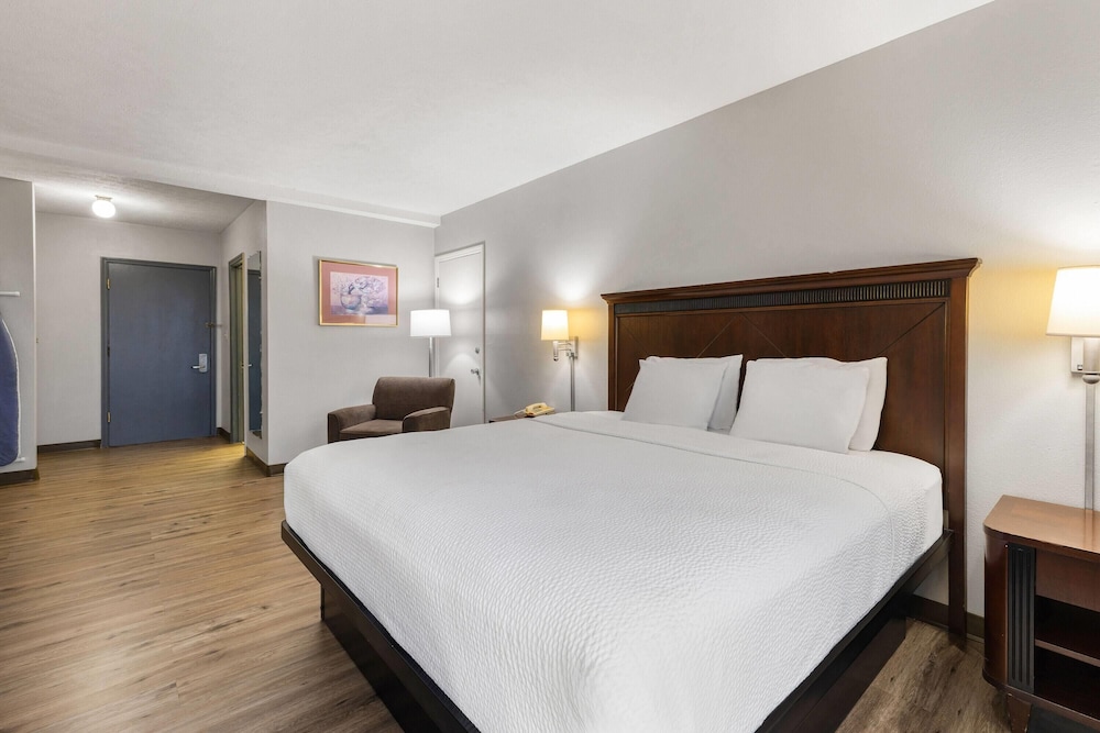 Standard Room, 1 King Bed (Second floor) photo 3
