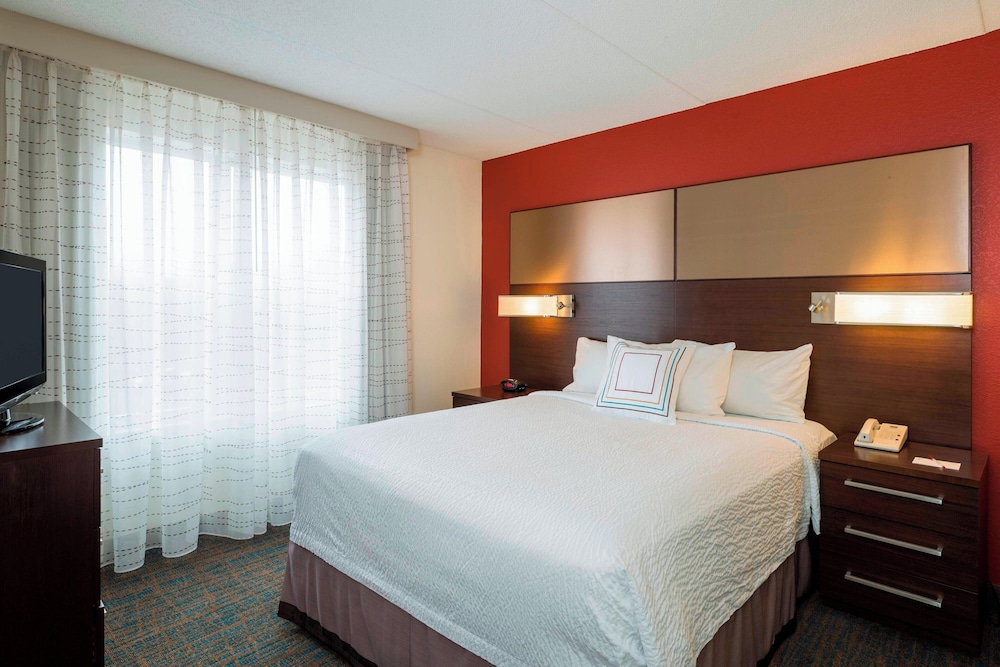 Suite, 2 Bedrooms, Fireplace (Mobility/Hearing Access, Roll-in Shwr) photo 1