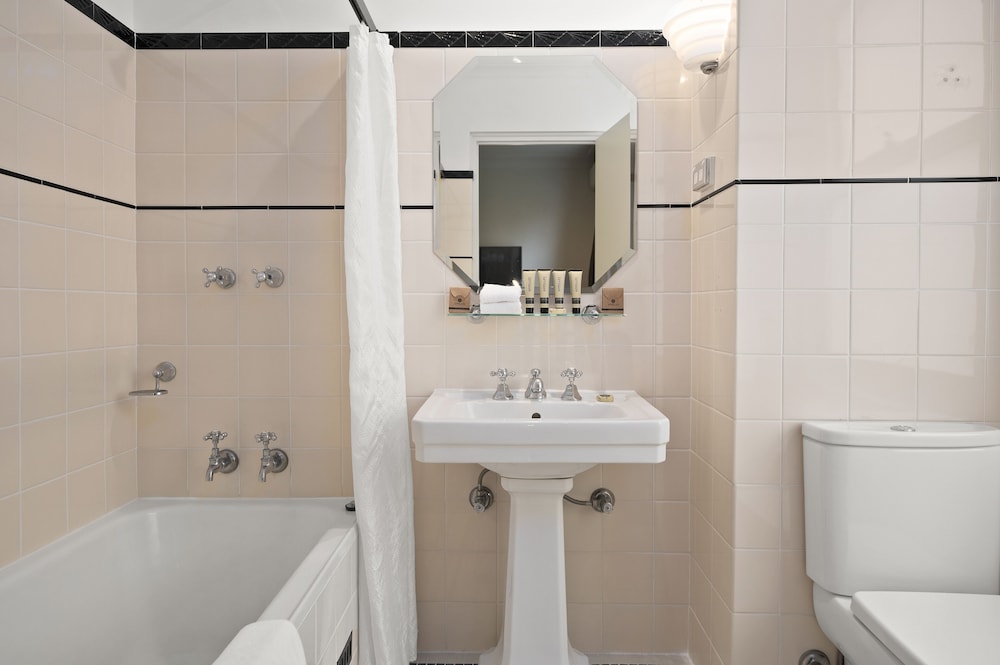 Belgravia Room photo 2