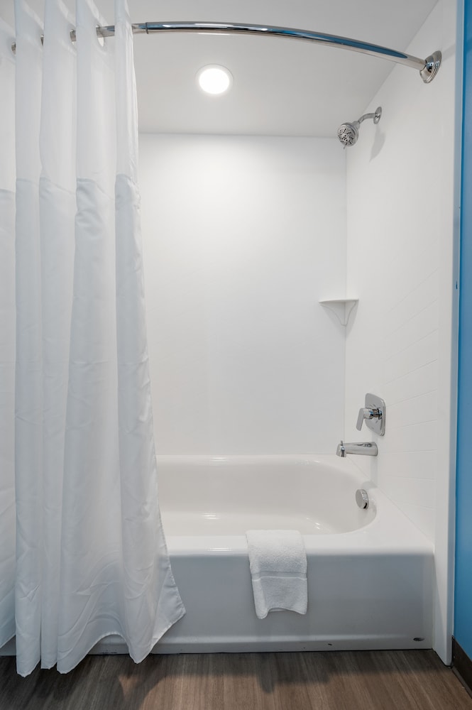 Deluxe Studio Suite, 1 King Bed (No Pets Allowed) - Photo 10
