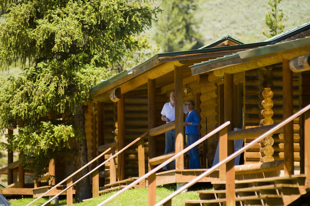 Deluxe One Room Cabin w/ 2 Queen Beds - Photo 6