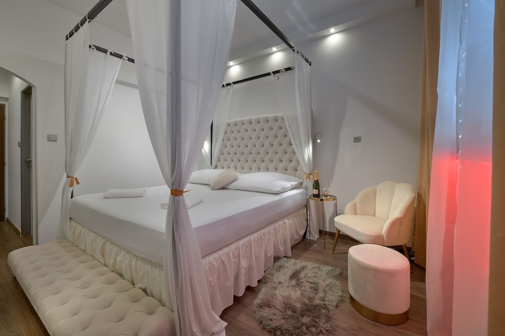 Glamour double with free pool access