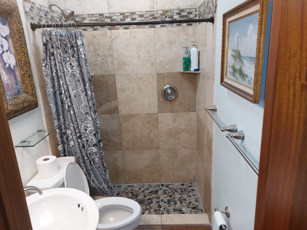 Queen Room (Ocean View, Private Bath) photo 3
