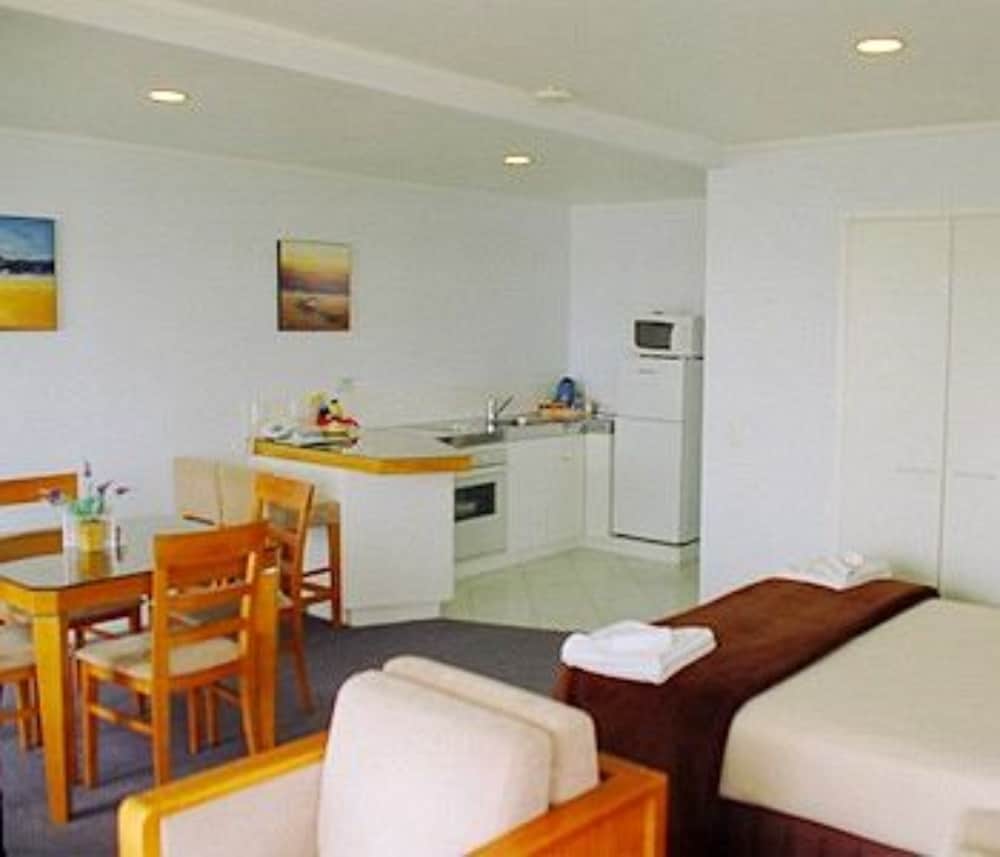 Sea View 1 Bedroom Suite, Ground Level (1 Double and 2 Single Beds) - Photo 3