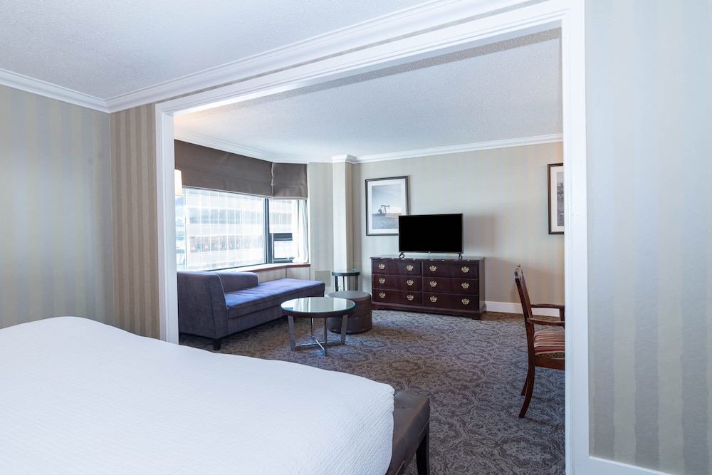 Grand Room, 1 King Bed (Deluxe, Middle Floors)