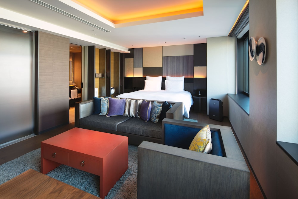 Superior Suite, 1 King Bed, Club Lounge Access photo 2