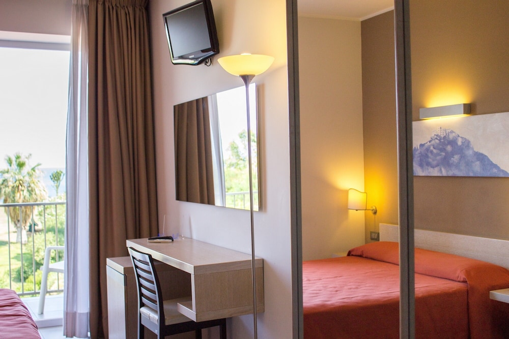Deluxe Double Room Single Use (Street View) photo 1
