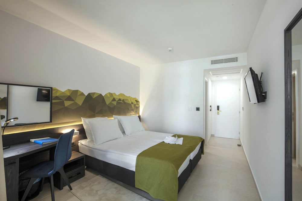 Standard double or twin room, balcony, park view - Photo 1