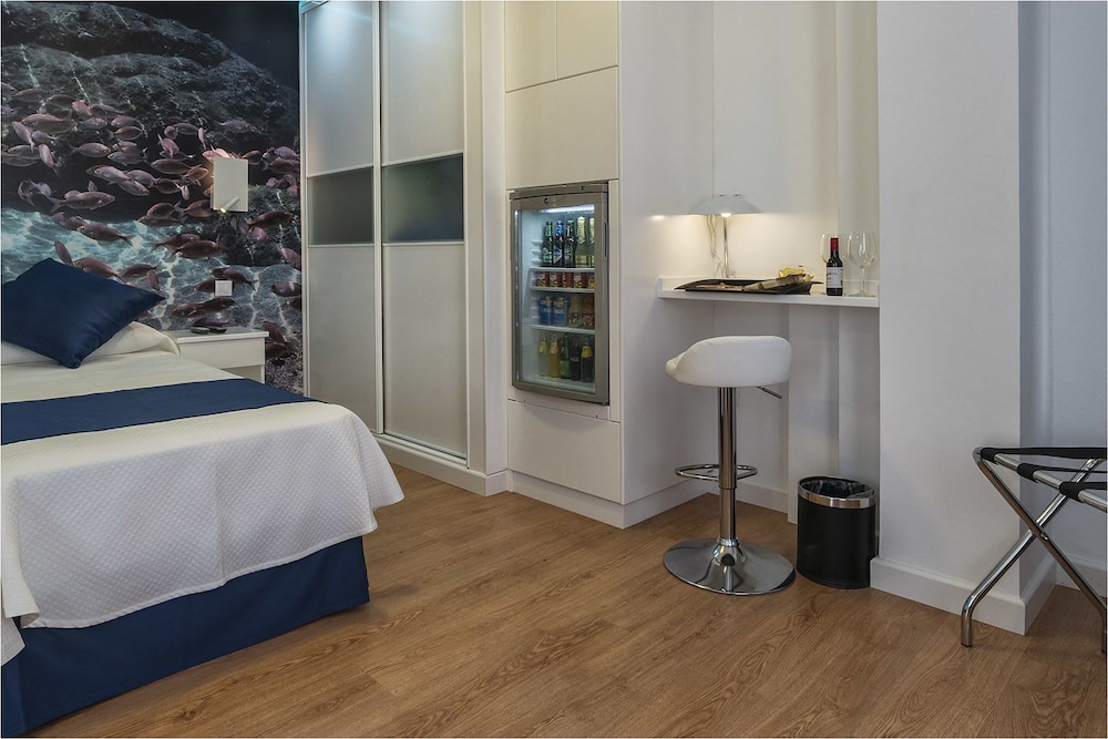 Deluxe Double Room, 1 Queen Bed with Sofa bed, Accessible thumbnail 6
