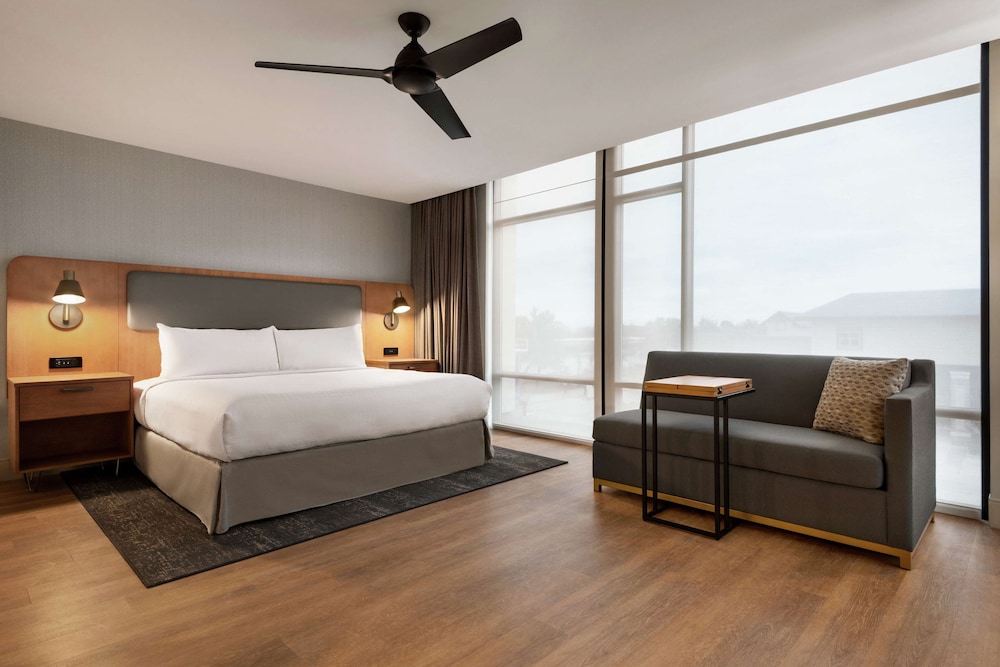 Studio, 1 King Bed, Accessible, Bathtub