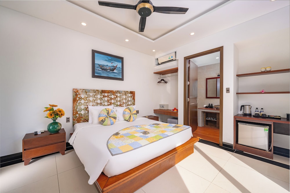 Premier Double Room, 1 King Bed, Balcony, River View