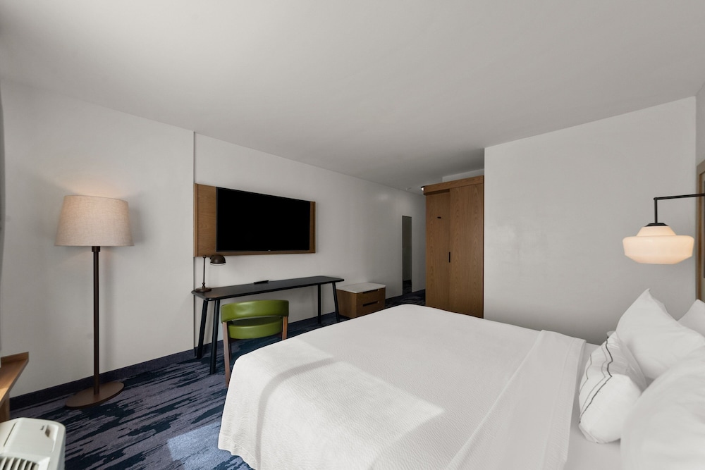 Room, 1 King Bed - Photo 3