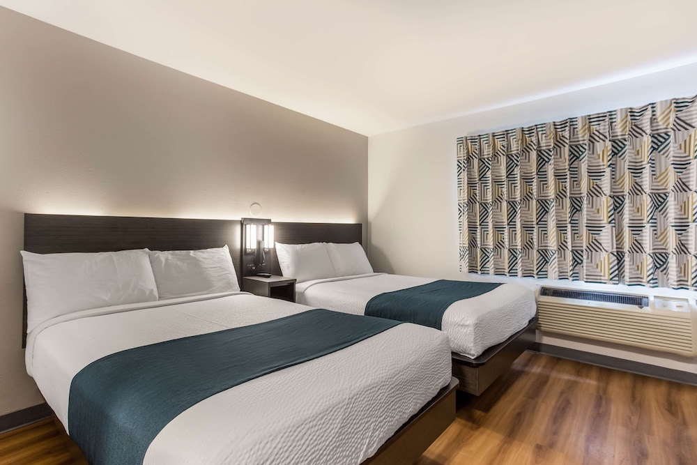 Deluxe Room, 2 Queen Beds, Non Smoking, Refrigerator & Microwave photo 1