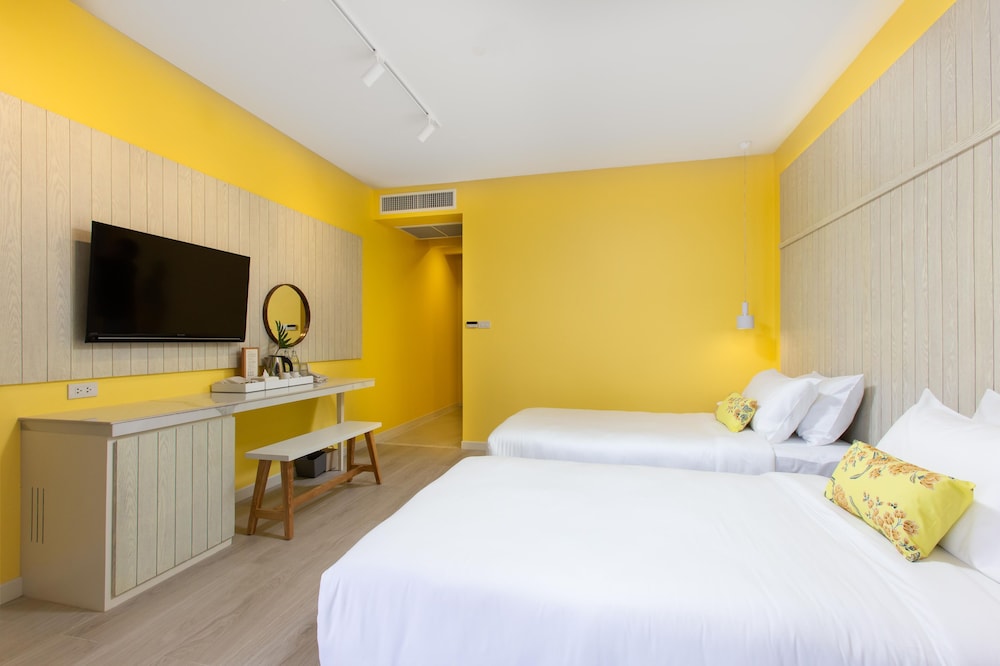 Superior Twin Room with Pool Access - Photo 6