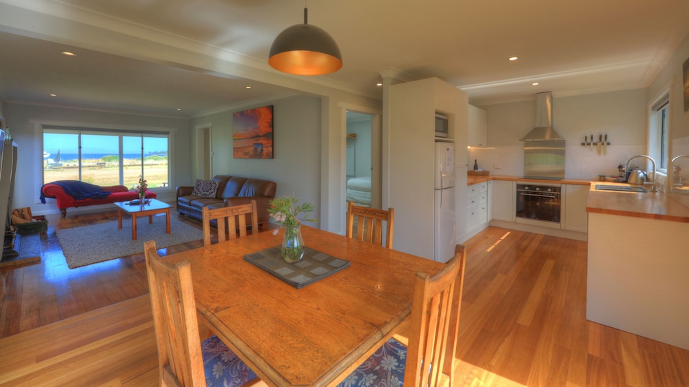 Castaway Cottage photo 3
