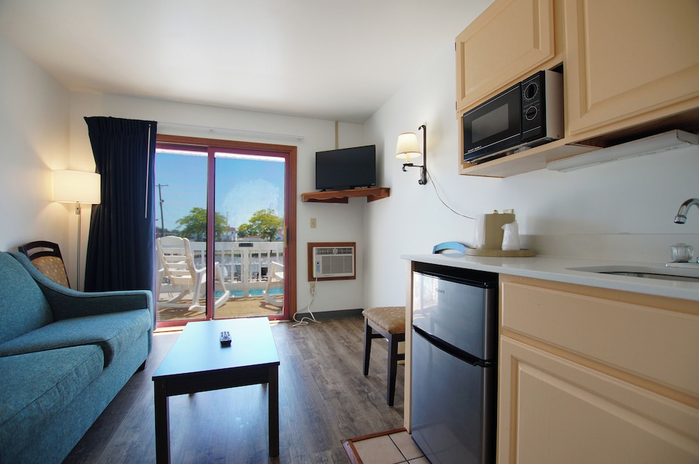 Comfort Suite, 1 Queen Bed with Sofa bed, Balcony, Pool View