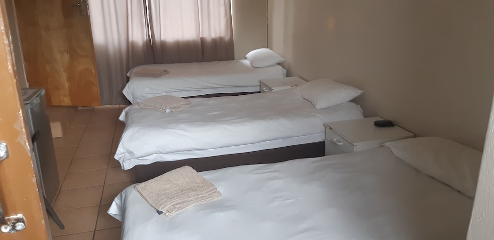 Economy Triple Room, 3 Twin Beds photo 1