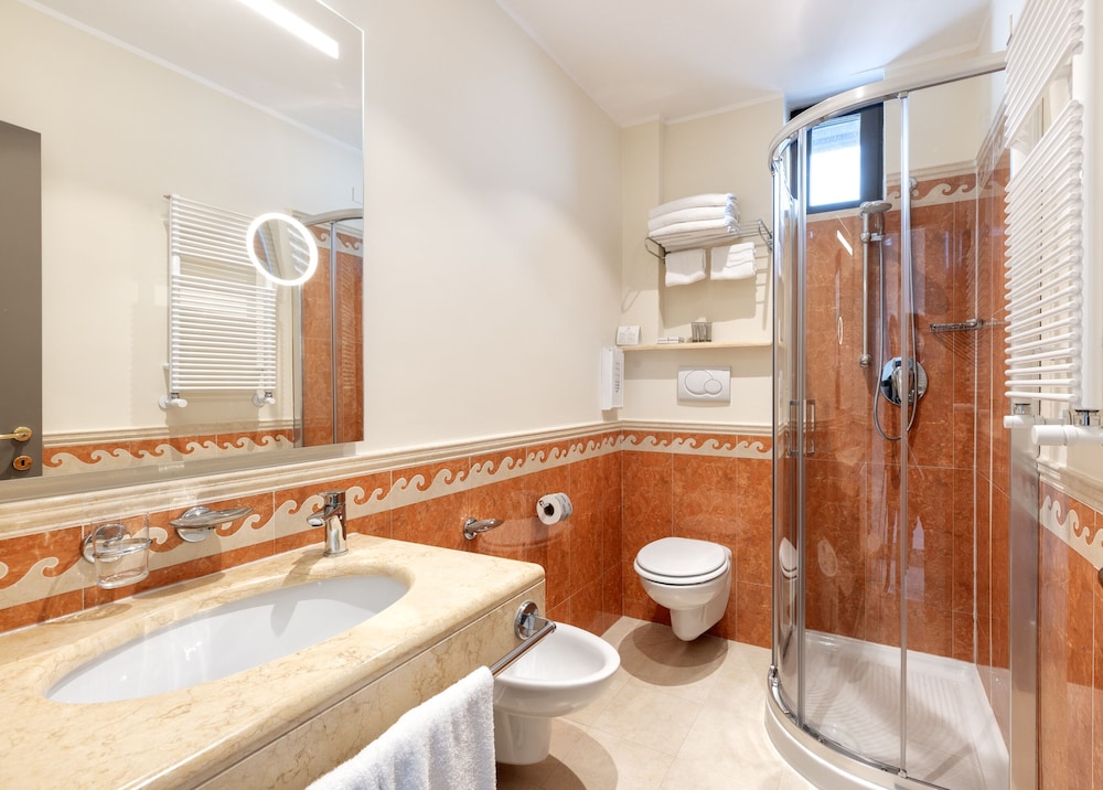 Deluxe Triple Room - Photo 11