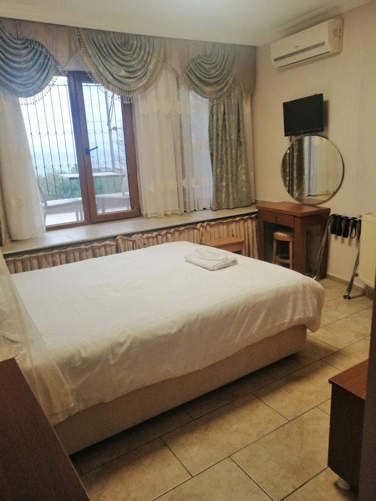 Economy Double Room, Garden View, Basement Floor photo 2