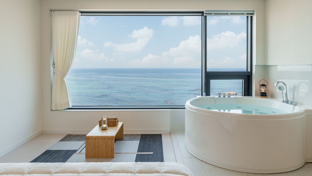 Basic Room, 1 Bedroom (Room 402 (Full Ocean View / Spa))