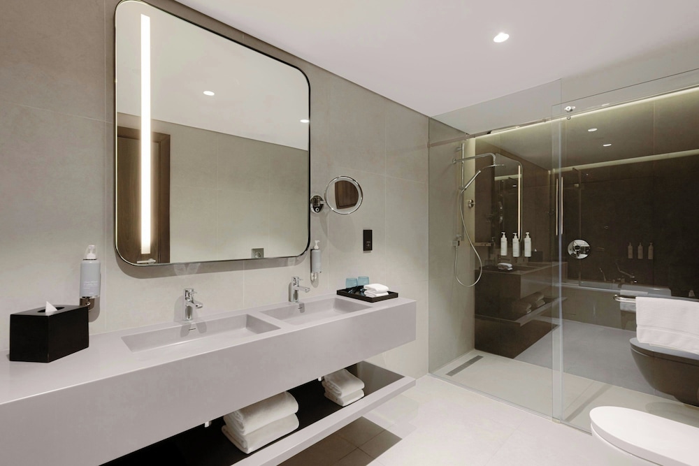 Executive Suite, 1 King Bed (City View) photo 3