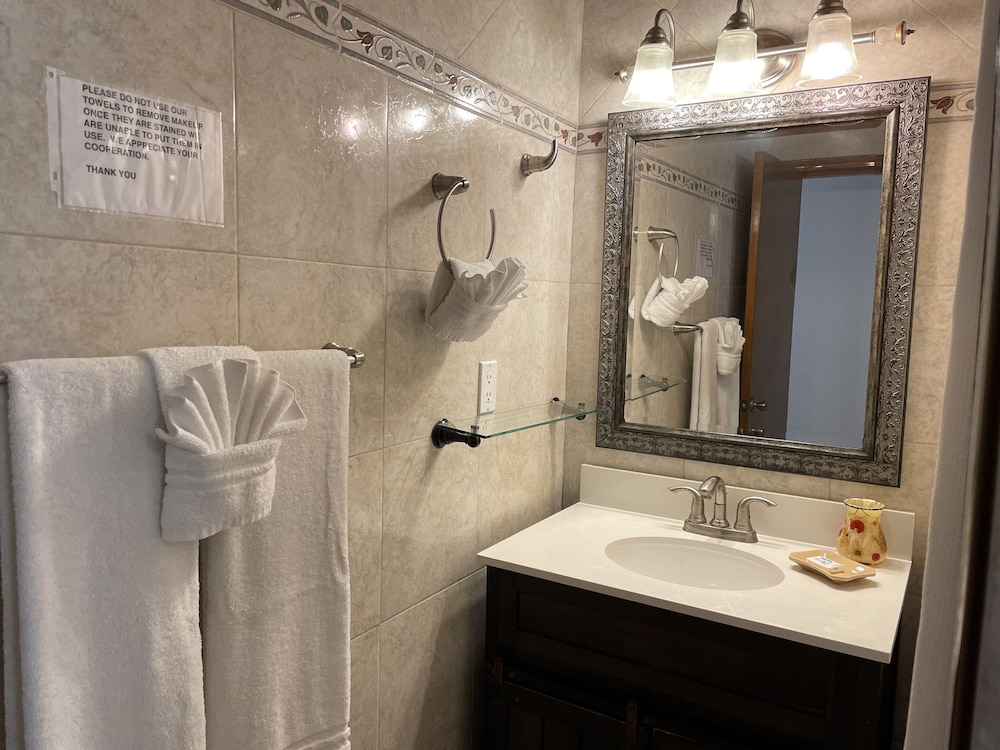 Basic Single Room, Two King Beds photo 3