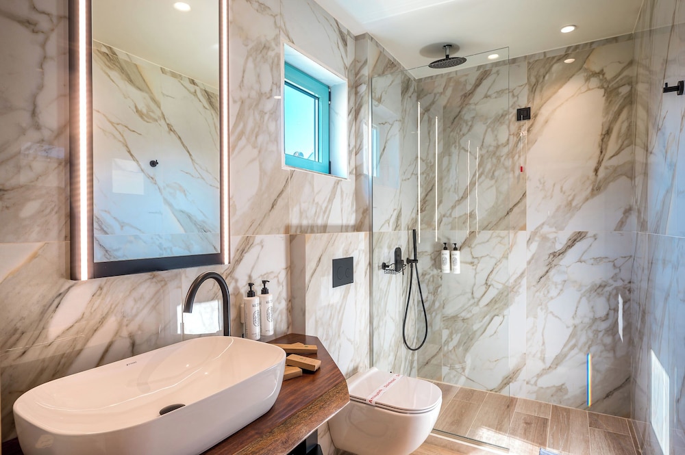 Lux Suite with Outdoor Jacuzzi