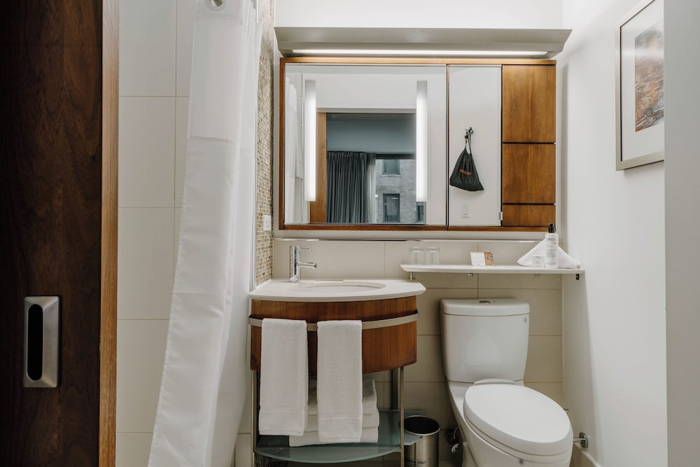 Standard Twin Room thumbnail 6