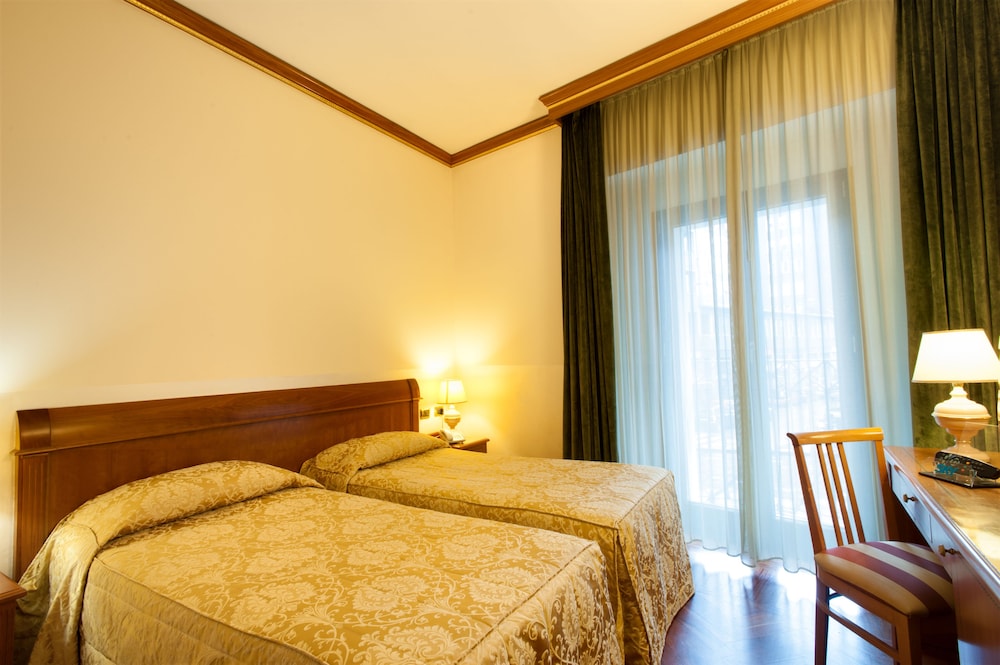 Standard Twin Room photo 2