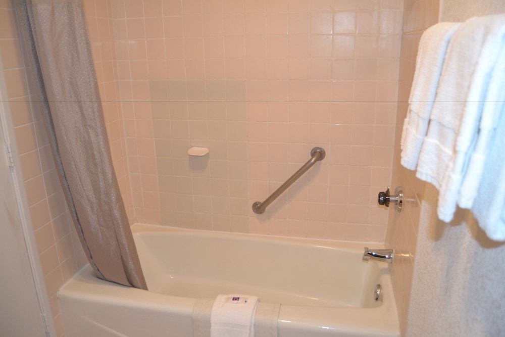 Standard Room, 1 Queen Bed, Accessible, Smoking photo 2