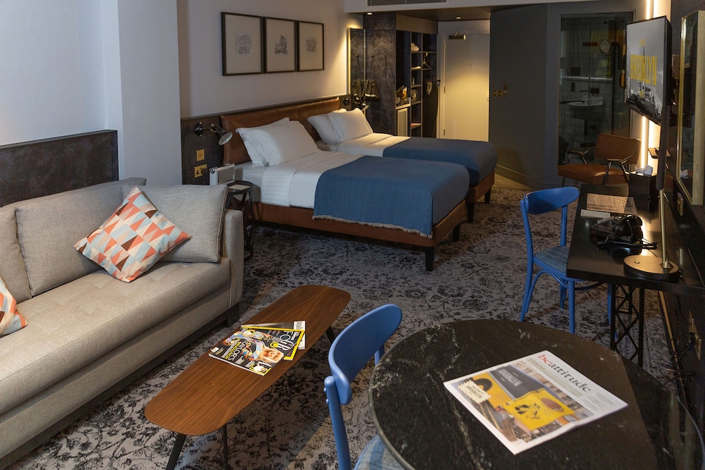 Grand Room, 1 King Bed with Sofa bed - Photo 2