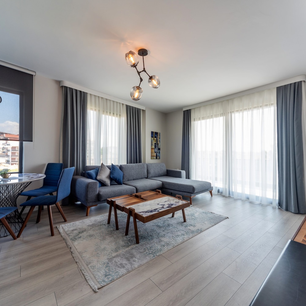 Executive Suite - Photo 1