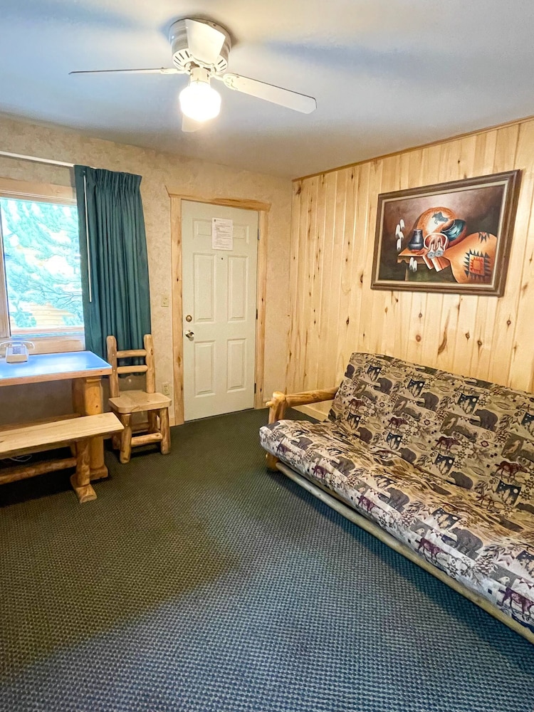 Deluxe Queen Suite w/ Fireplace photo 3